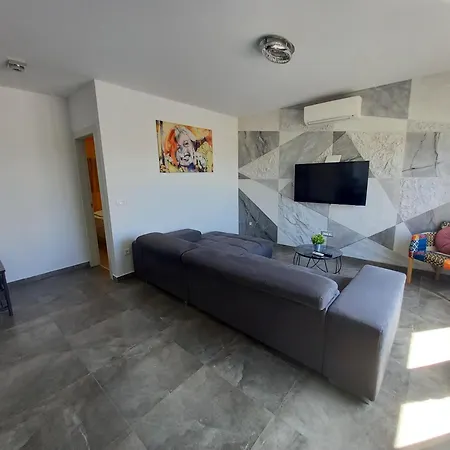 City1 Apartment *